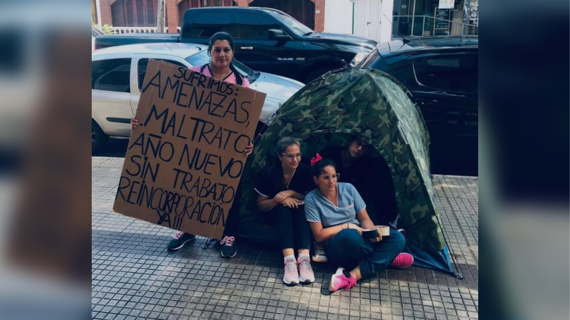 Trabajadores de salud suspenden paro y despedidos llevan 6 días de acampe