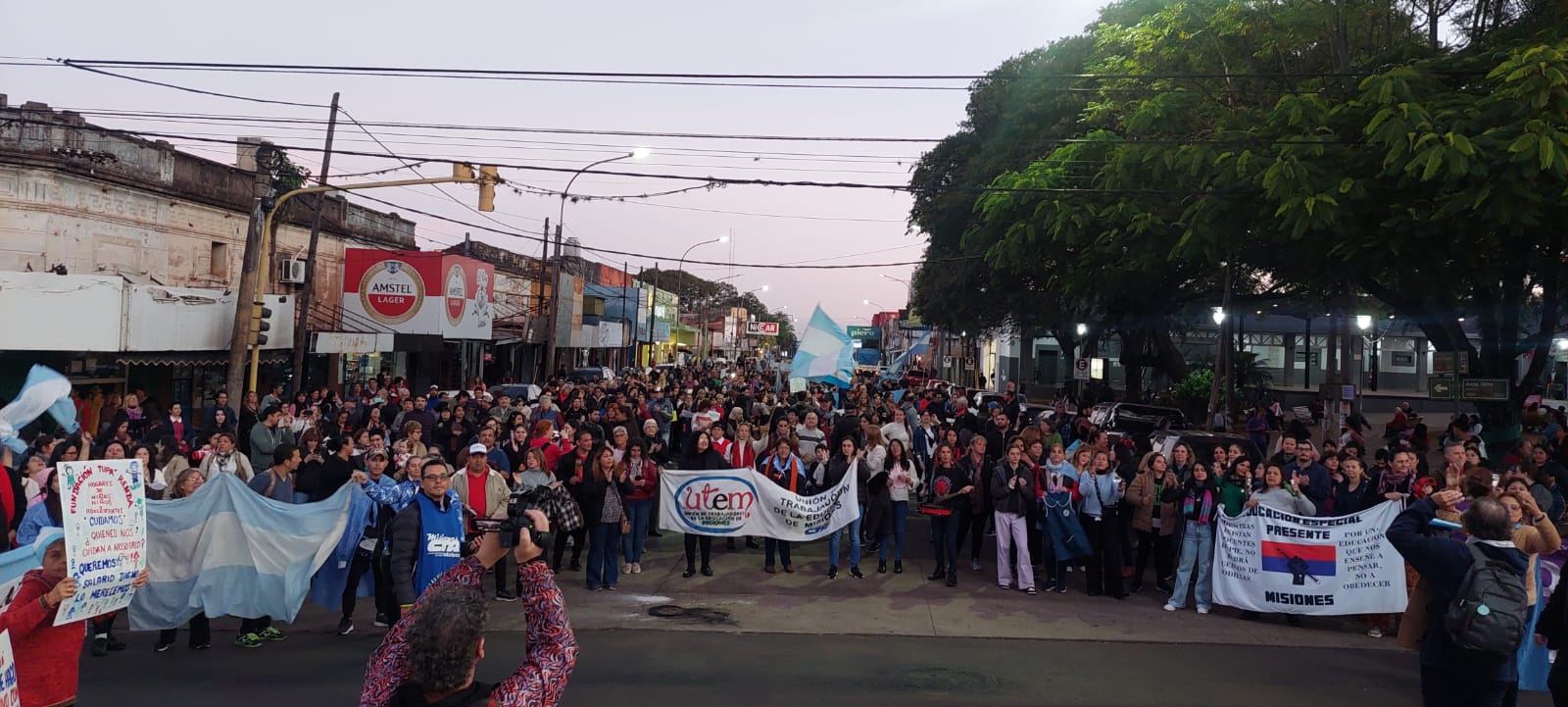 Docentes en protesta realizaron asamblea en el mástil de Posadas