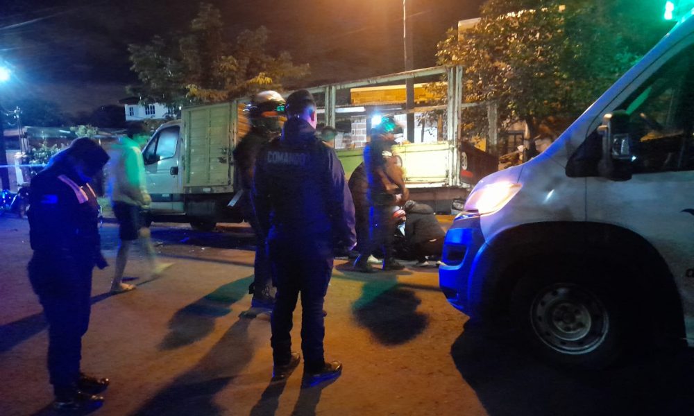 Motociclista chocó contra un camión estacionado y falleció en Posadas