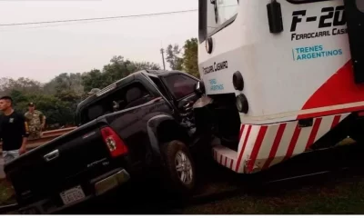 Tren internacional chocó una camioneta en Encarnación: hay dos heridos