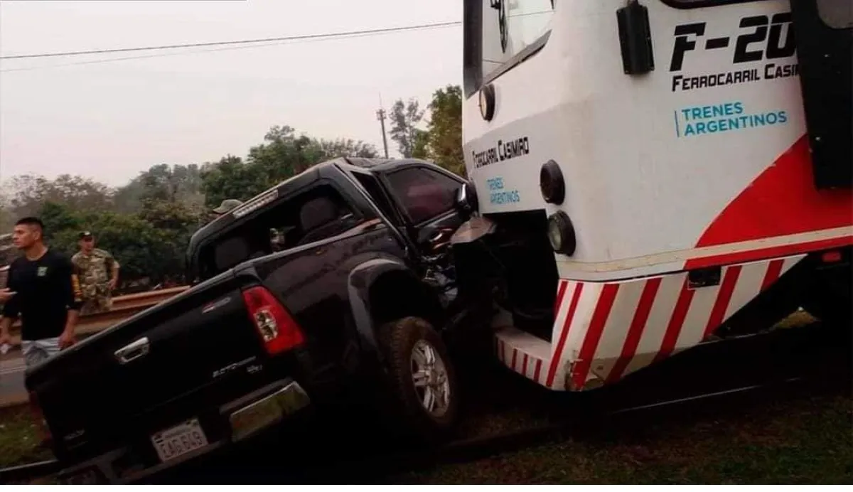 Tren internacional chocó una camioneta en Encarnación: hay dos heridos