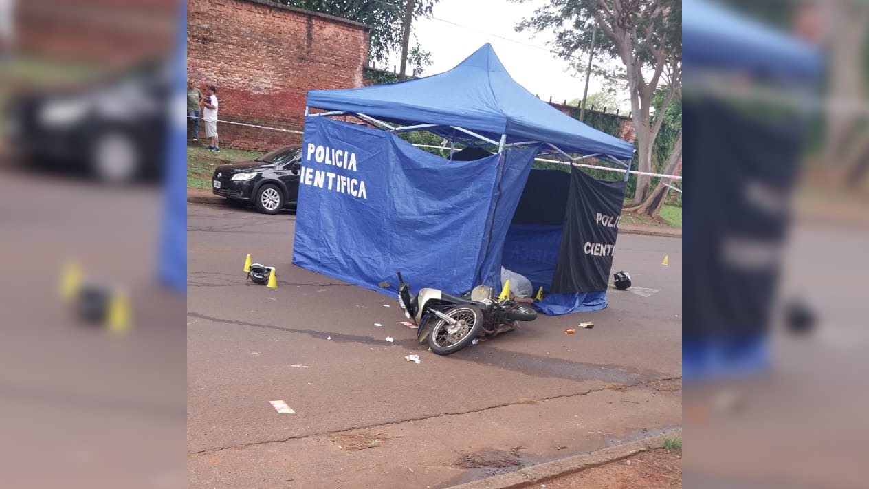 Motociclista murió arrollada en Posadas y buscan a conductor implicado