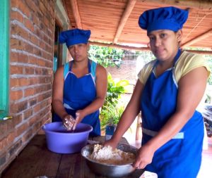 Cooperativas de la Utep-Evita elaboran pan dulce para entregar en hogares populares