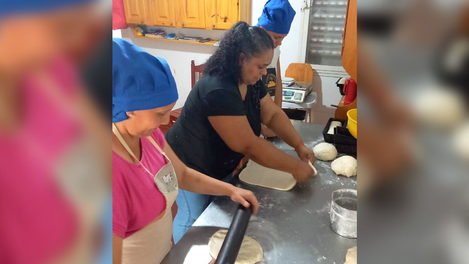 Cooperativas de la Utep-Evita elaboran pan dulce para entregar en hogares populares