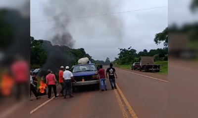 Protesta yerbatera: colonos incautan raídos de hoja verde y la queman en San Pedro