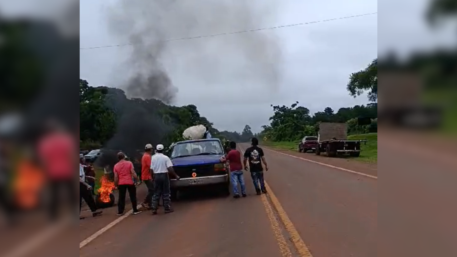 Protesta yerbatera: colonos incautan raídos de hoja verde y la queman en San Pedro